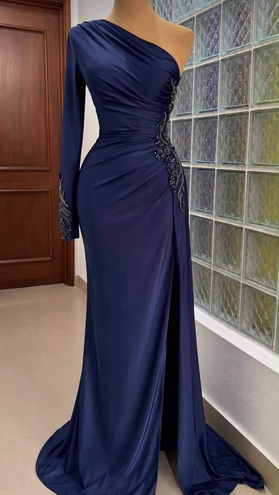 Vestido de gala azul marino de una sola manga larga