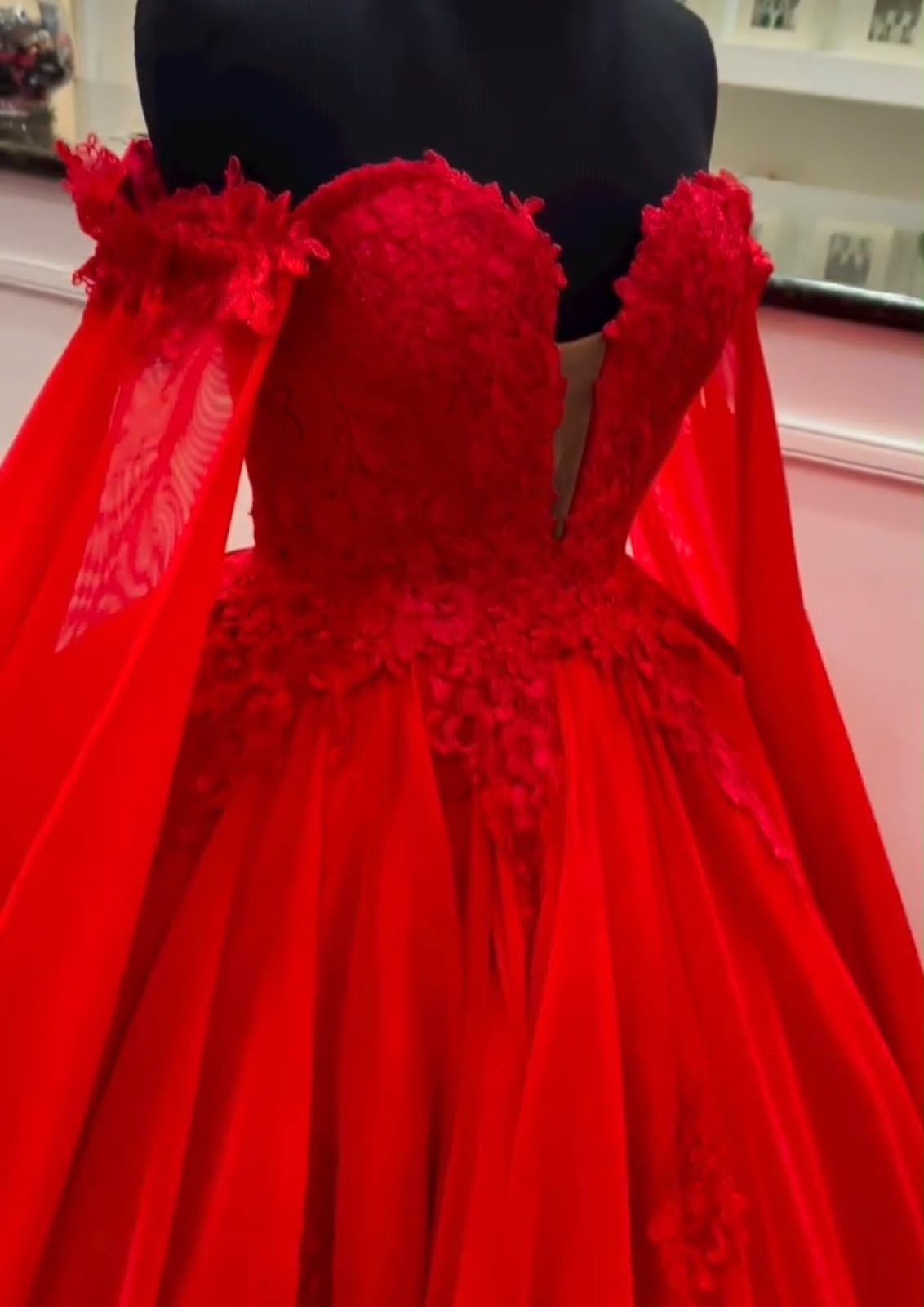 Vestido de 15 rojo con escote profundo y manga caída