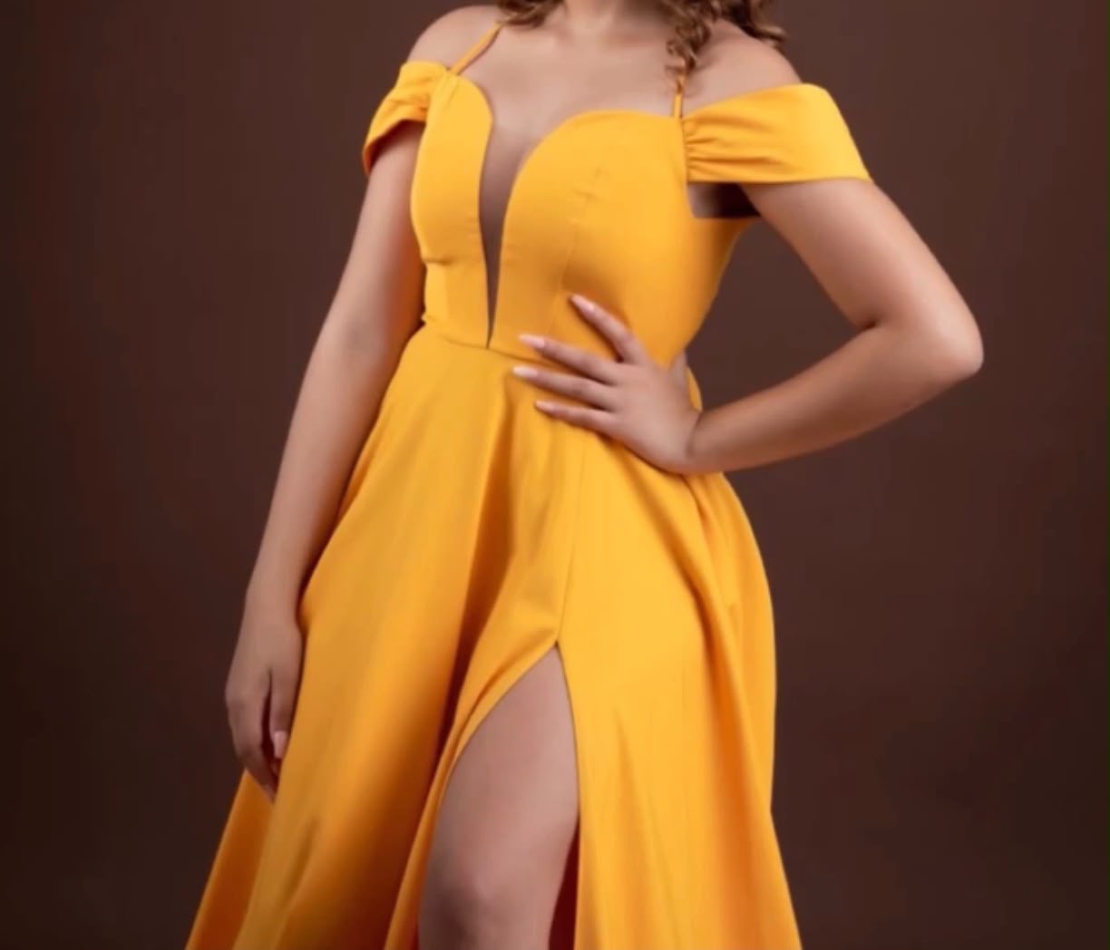 Vestido amarillo para sesión de foto escote con transparencia