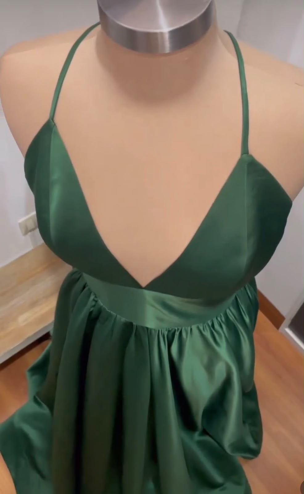 Vestido de gala verde botella satinado falda ancha