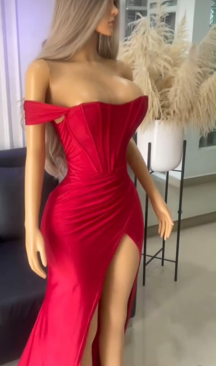 Vestido de gala rojo con varillas y manga caída
