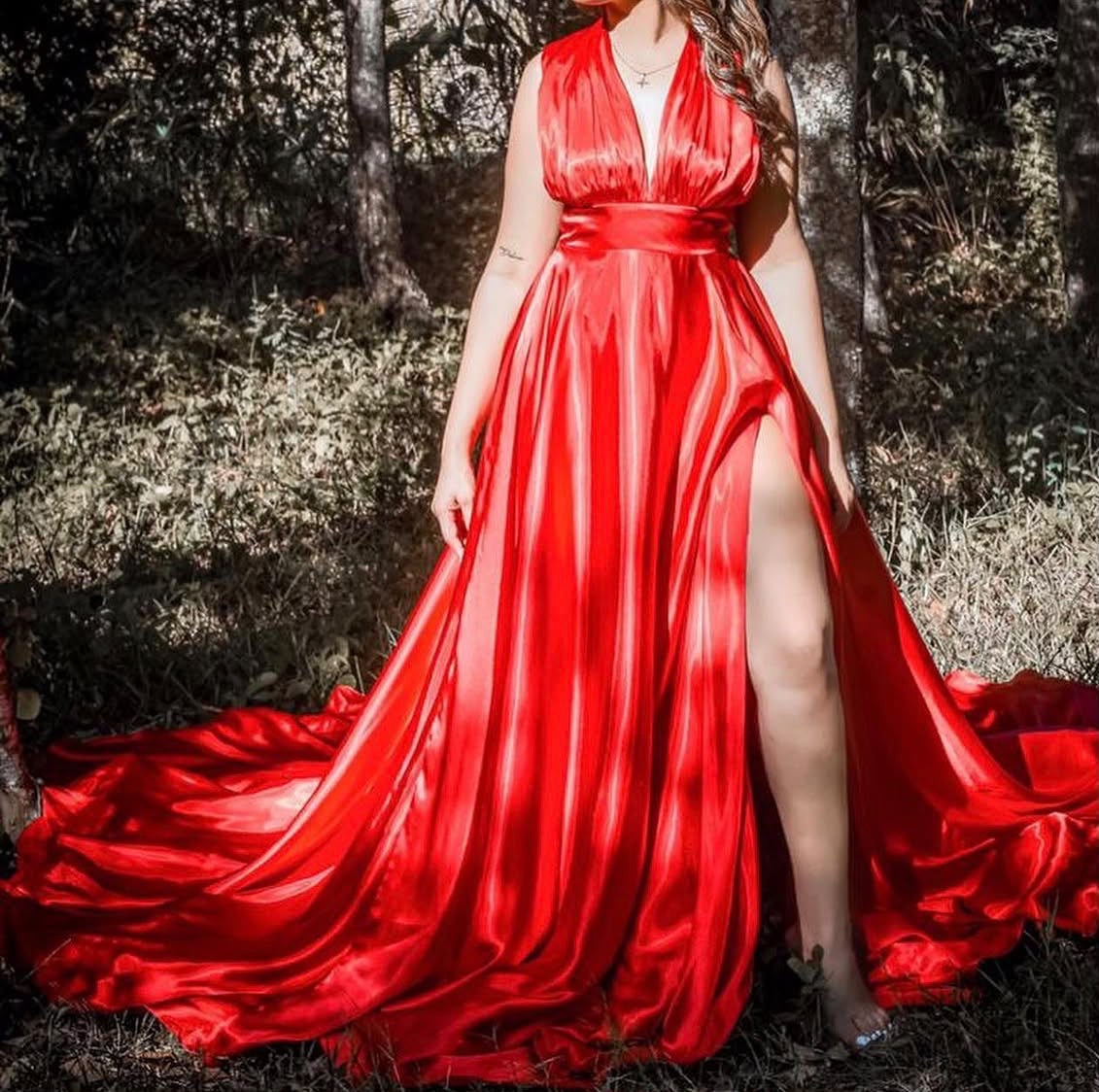 Vestido rojo satinado para sesión de foto multiforma