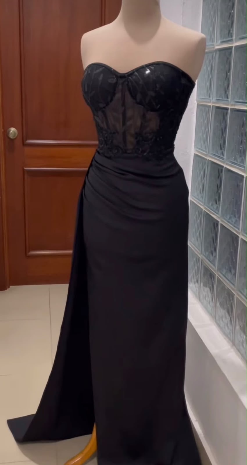 Vestido de gala  negro tipo corsé con transparencia y cascada