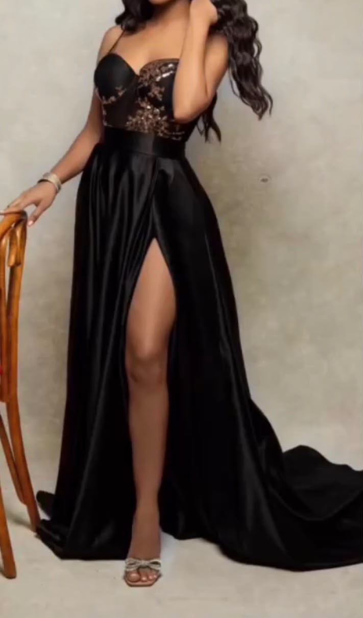Vestido de gala negro con blusa detalles dorados y falda ancha