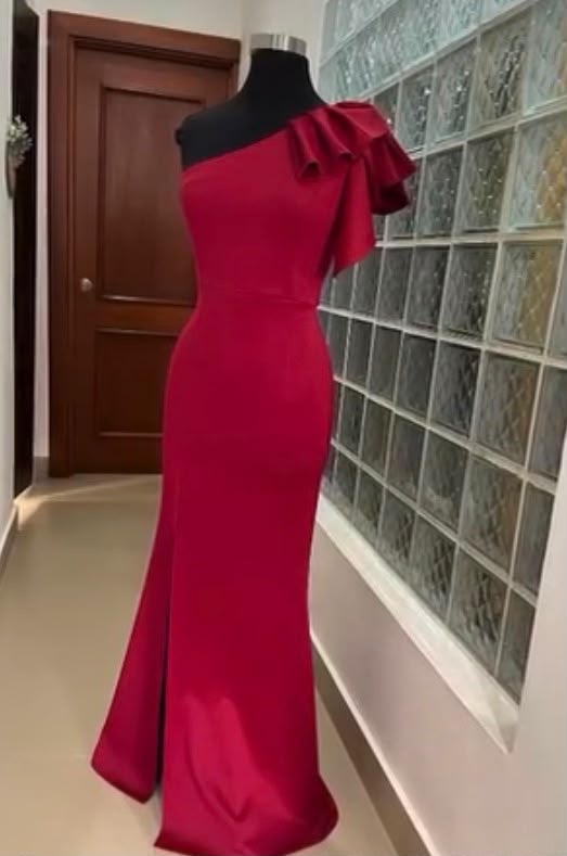 Vestido rojo de gala con un hombro con vuelo