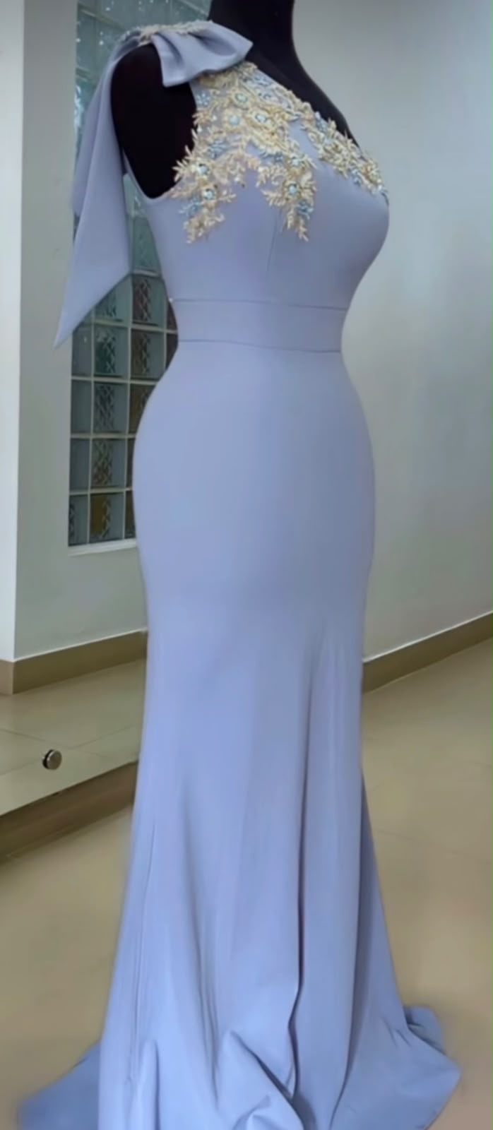Vestido de gala  azul cielo con moño en el hombro y adornos dorado