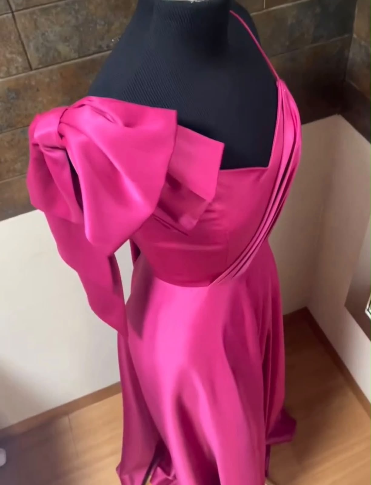 Vestido de gala rosado fucsia satinado con moño en el hombro