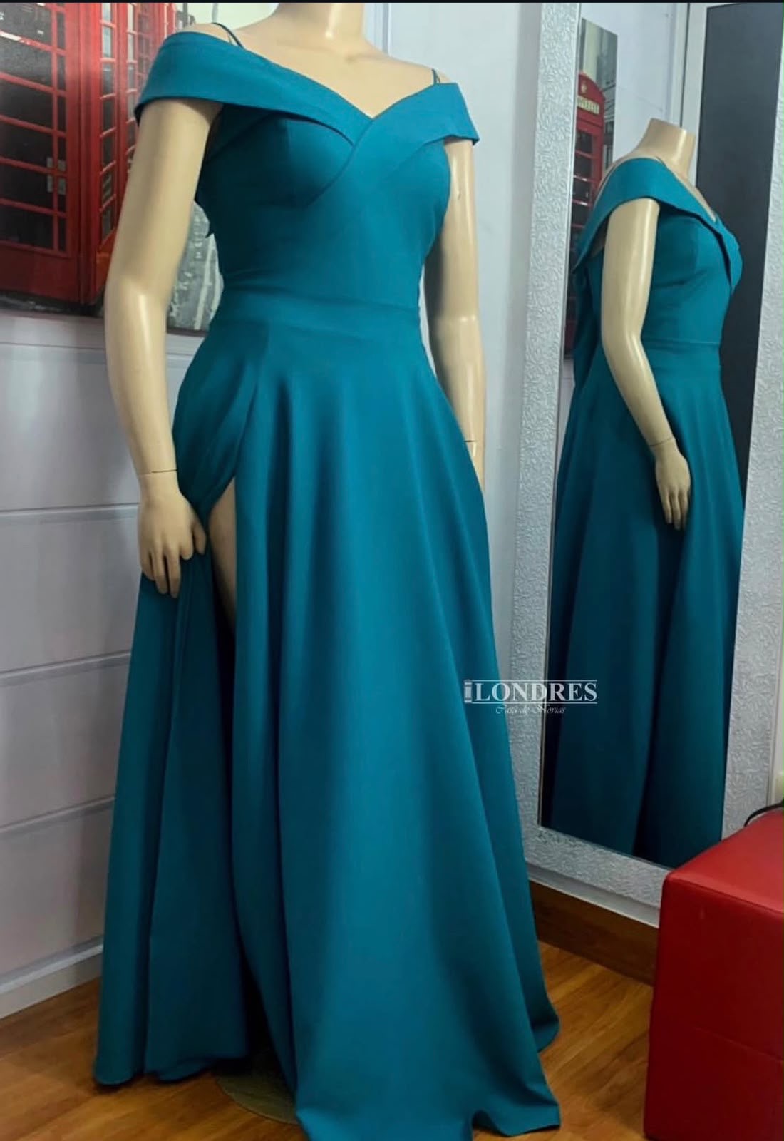Vestido de gala verde índigo y mangas caídas