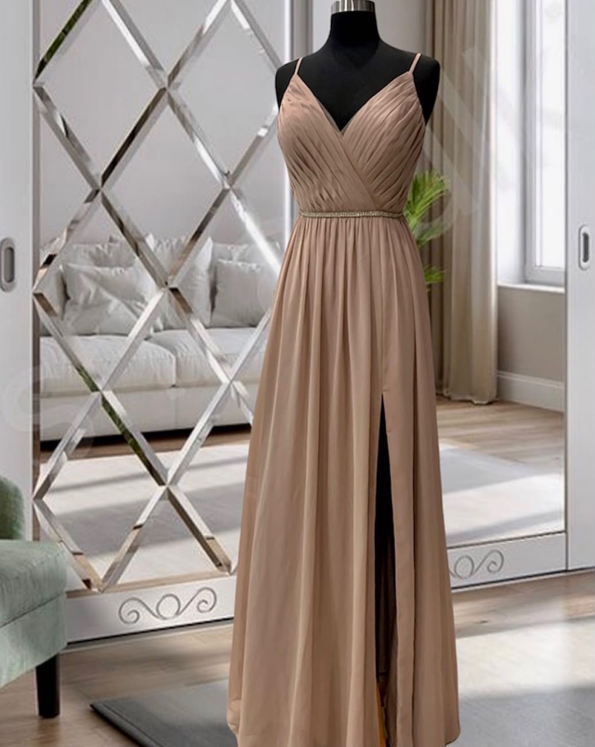 Vestido de gala beige en chifon con drapeado en la blusa