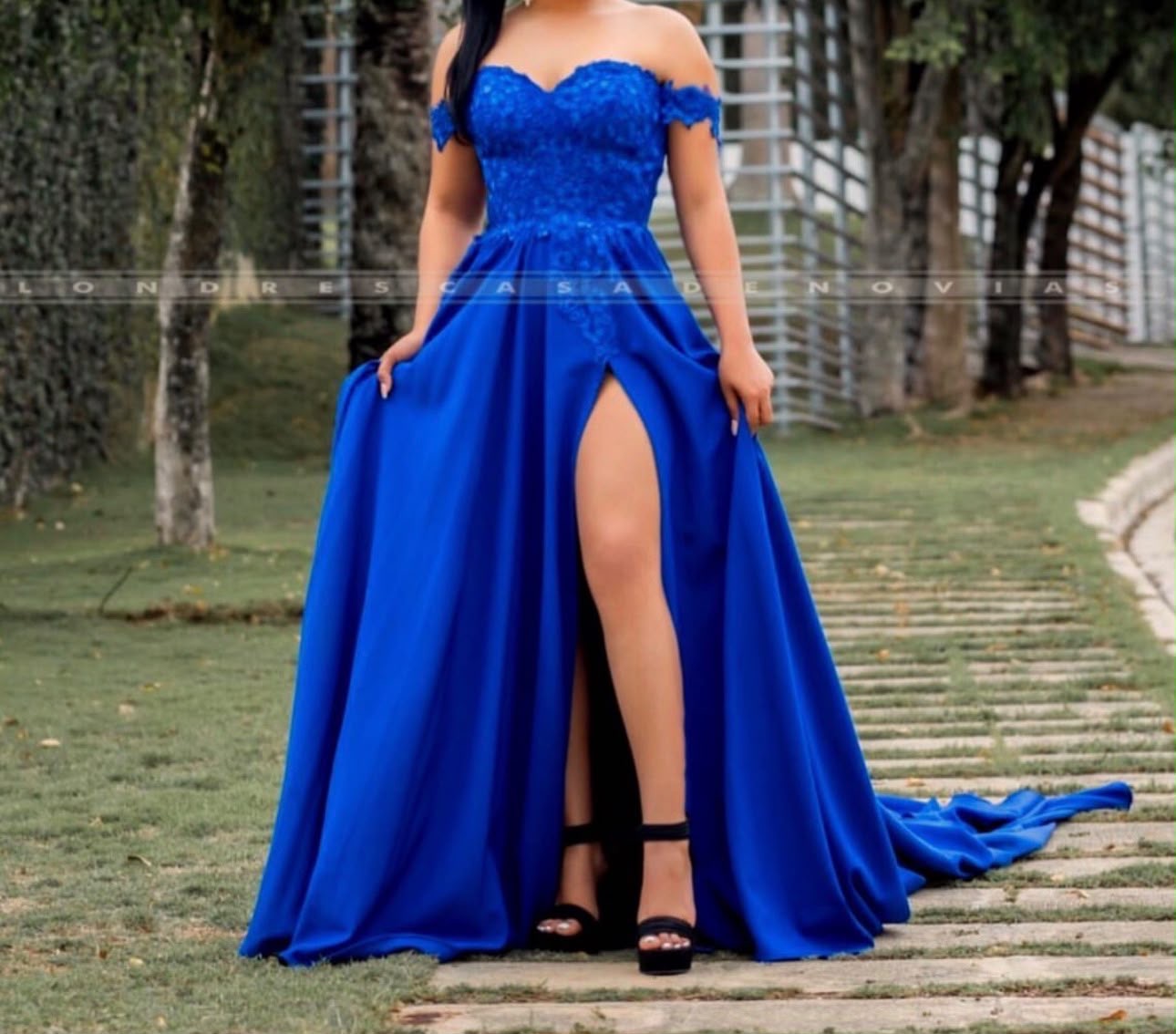 Vestido azul milenio para sesión de fotos con mangas caídas