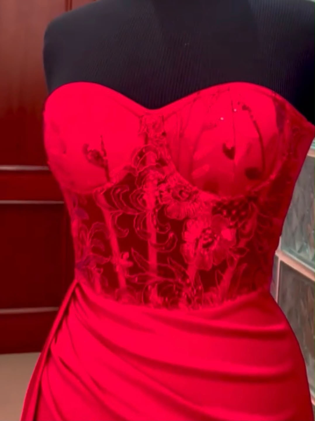 Vestido de gala  rojo tipo corse con transparencia y cascada