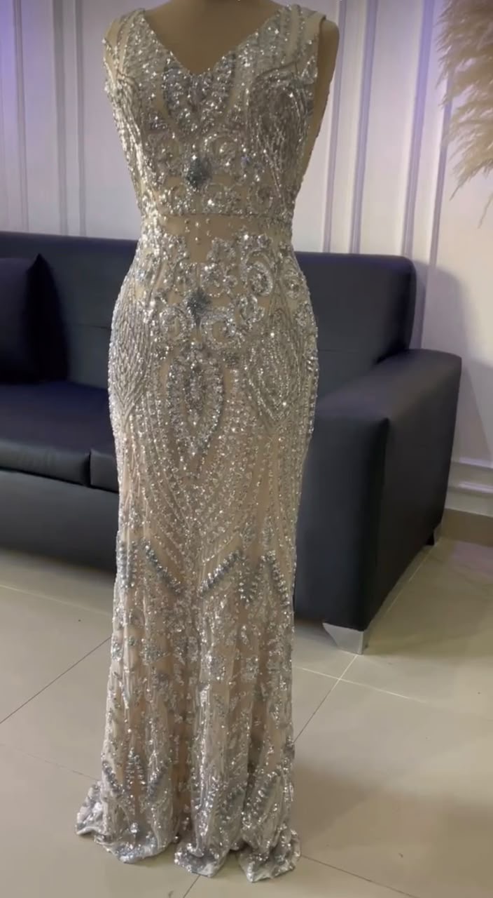 Vestido de gala beige completo en pedrería