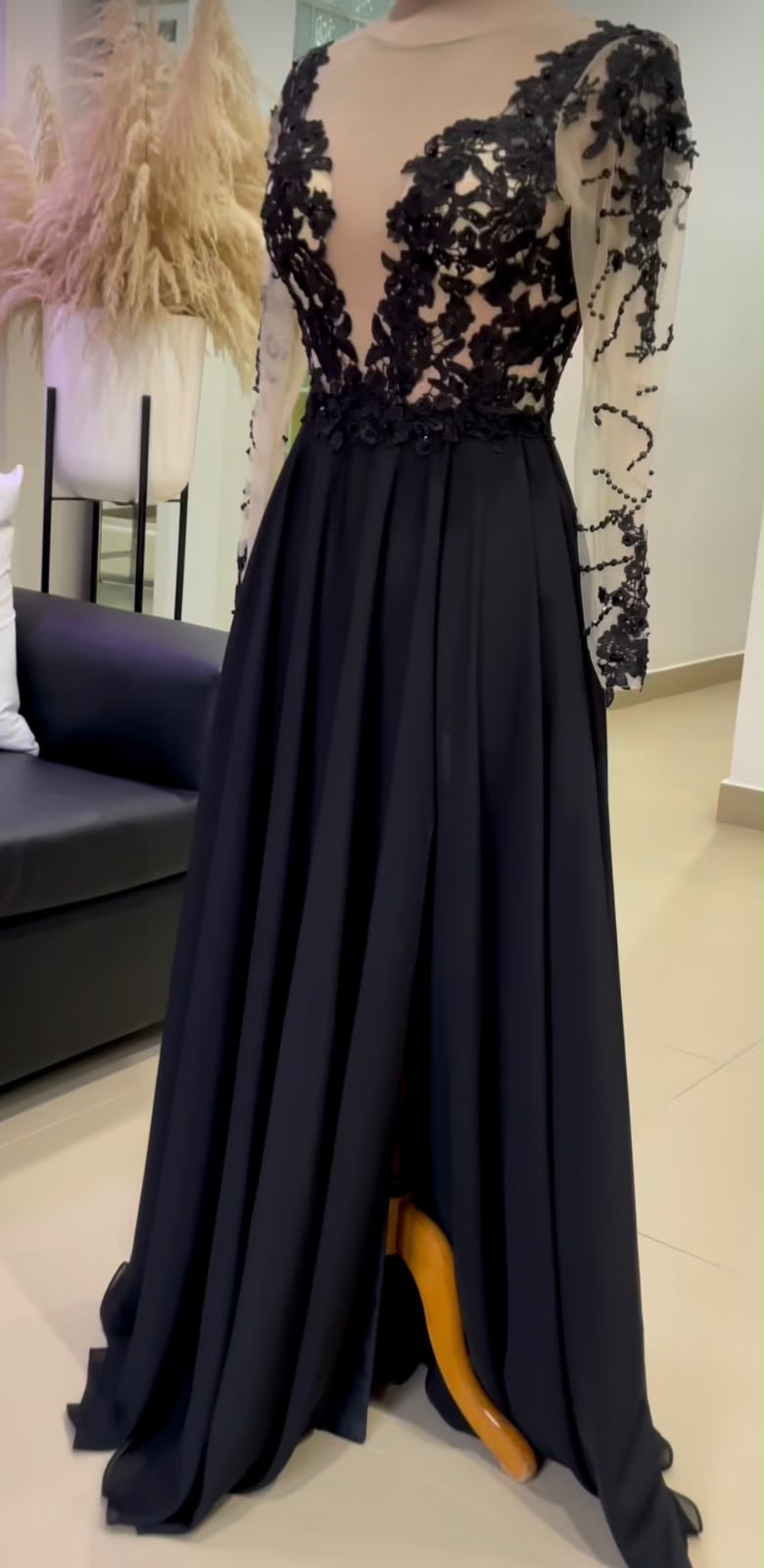 Vestido de gala negro manga larga y blusa en encaje