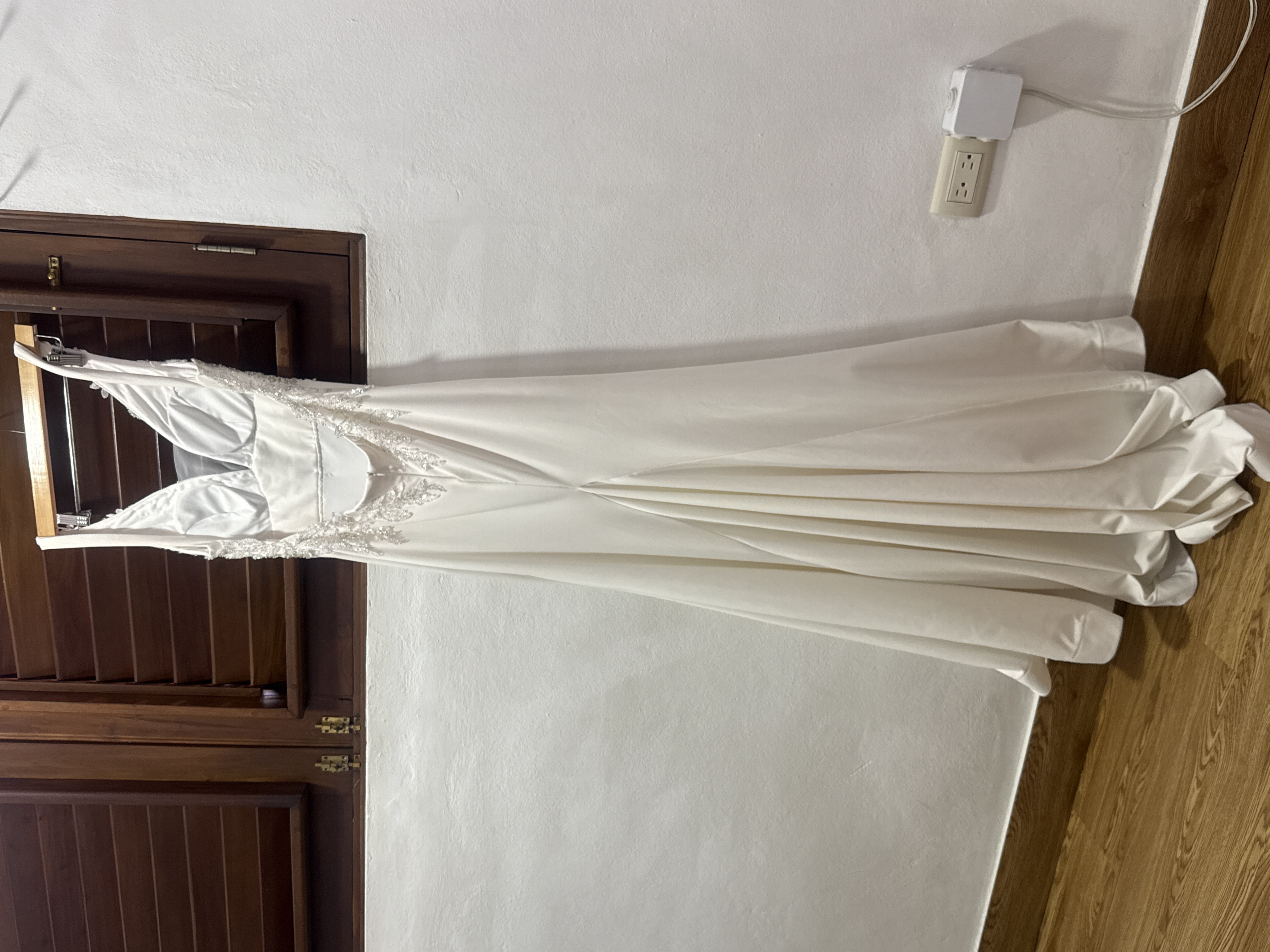 Vestido de novia con scot en la espalda y piedras