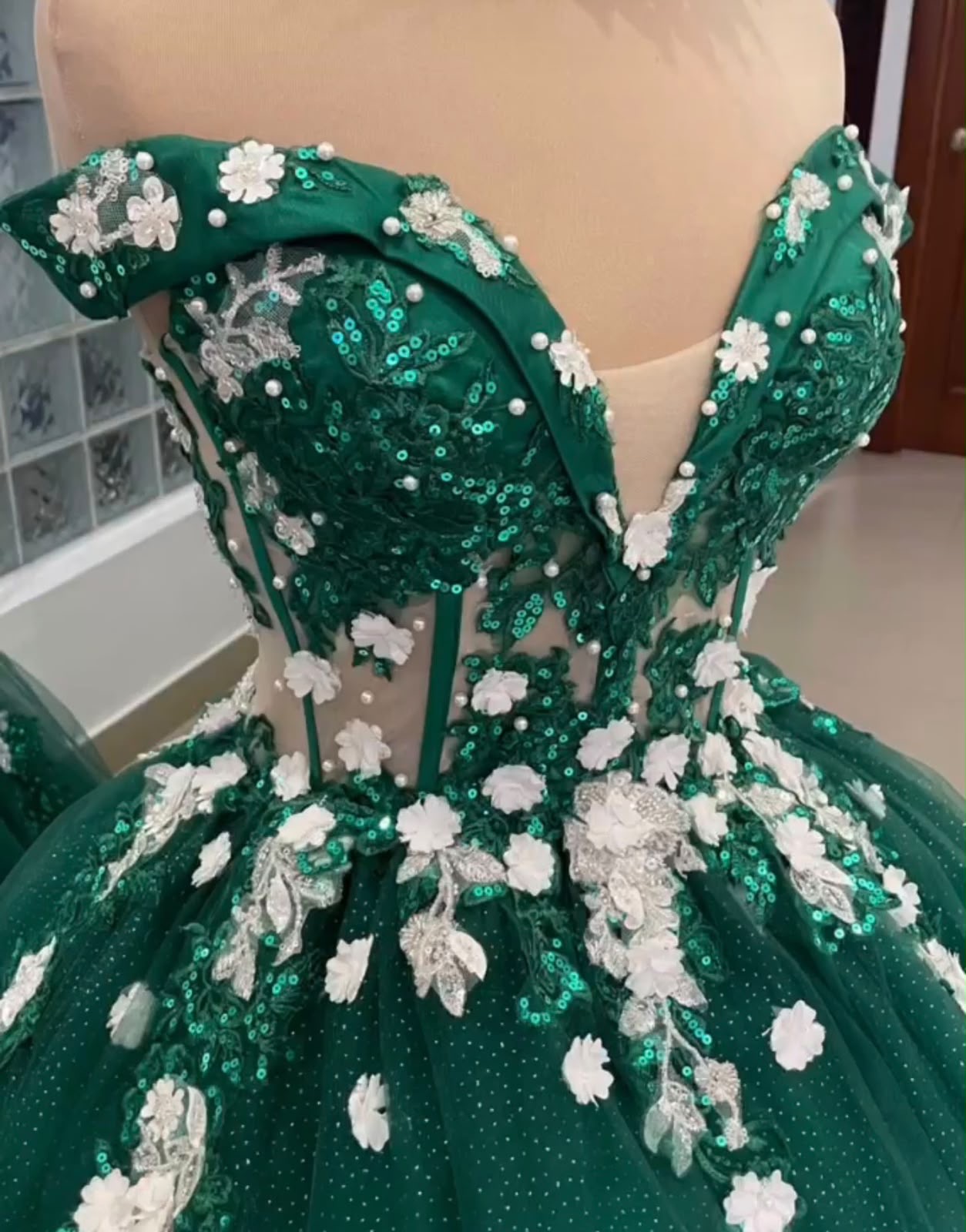 Vestido de 15 verde esmeralda con blanco