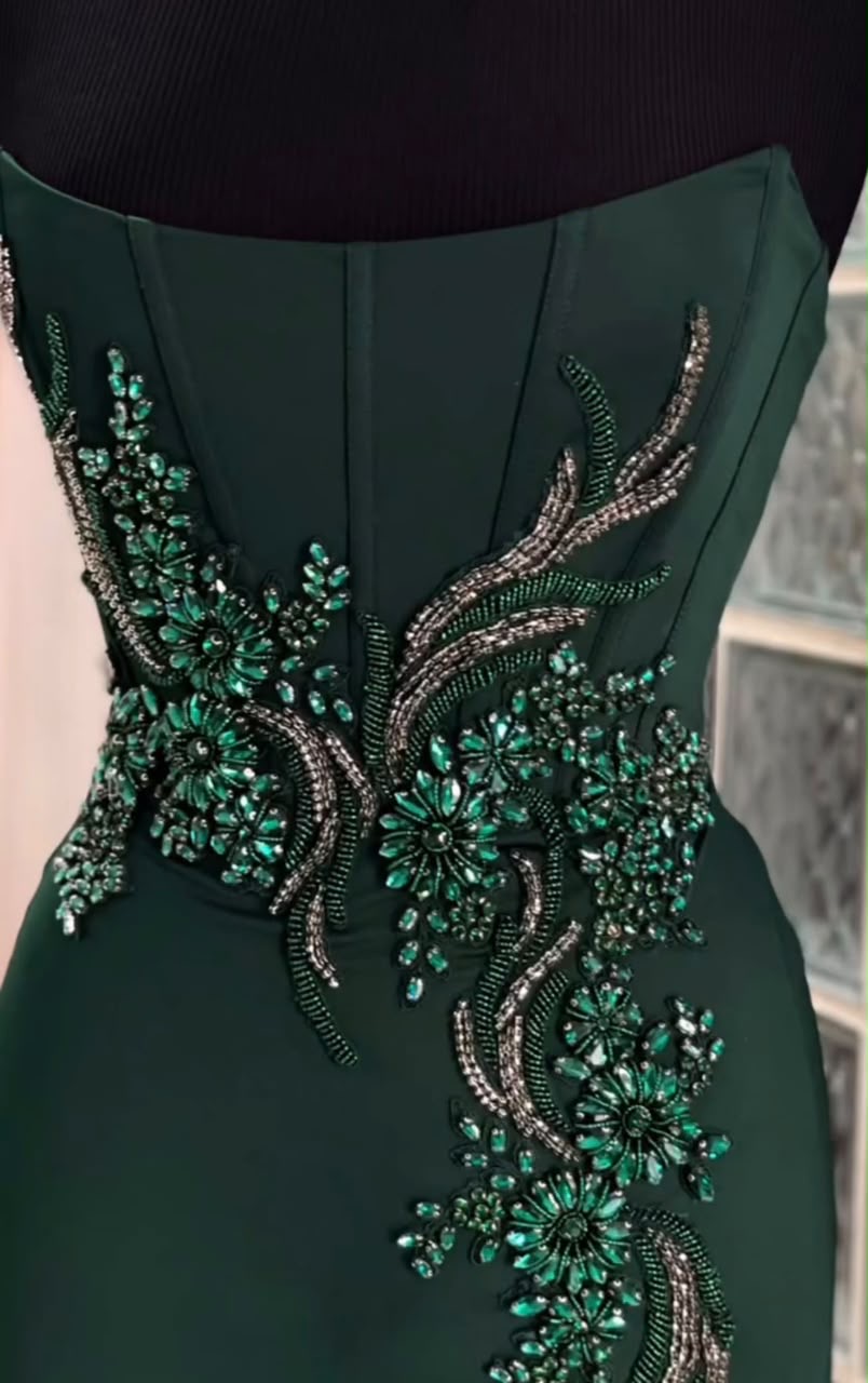 Vestido de gala verde oscuro con pedrería frontal