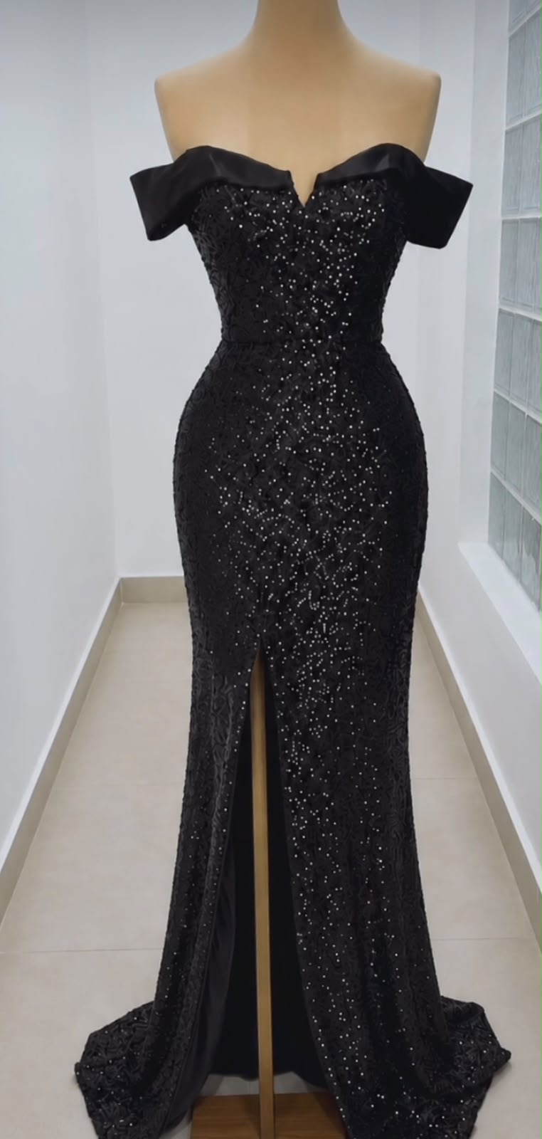 Vestido de gala  negro de lentejuelas magas caídas