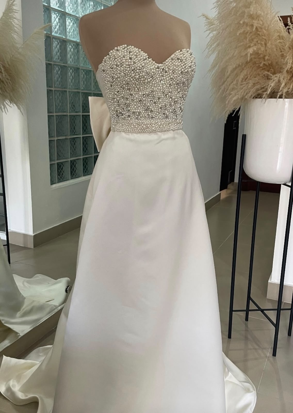 Vestido de novia sencillo con blusa en perlas