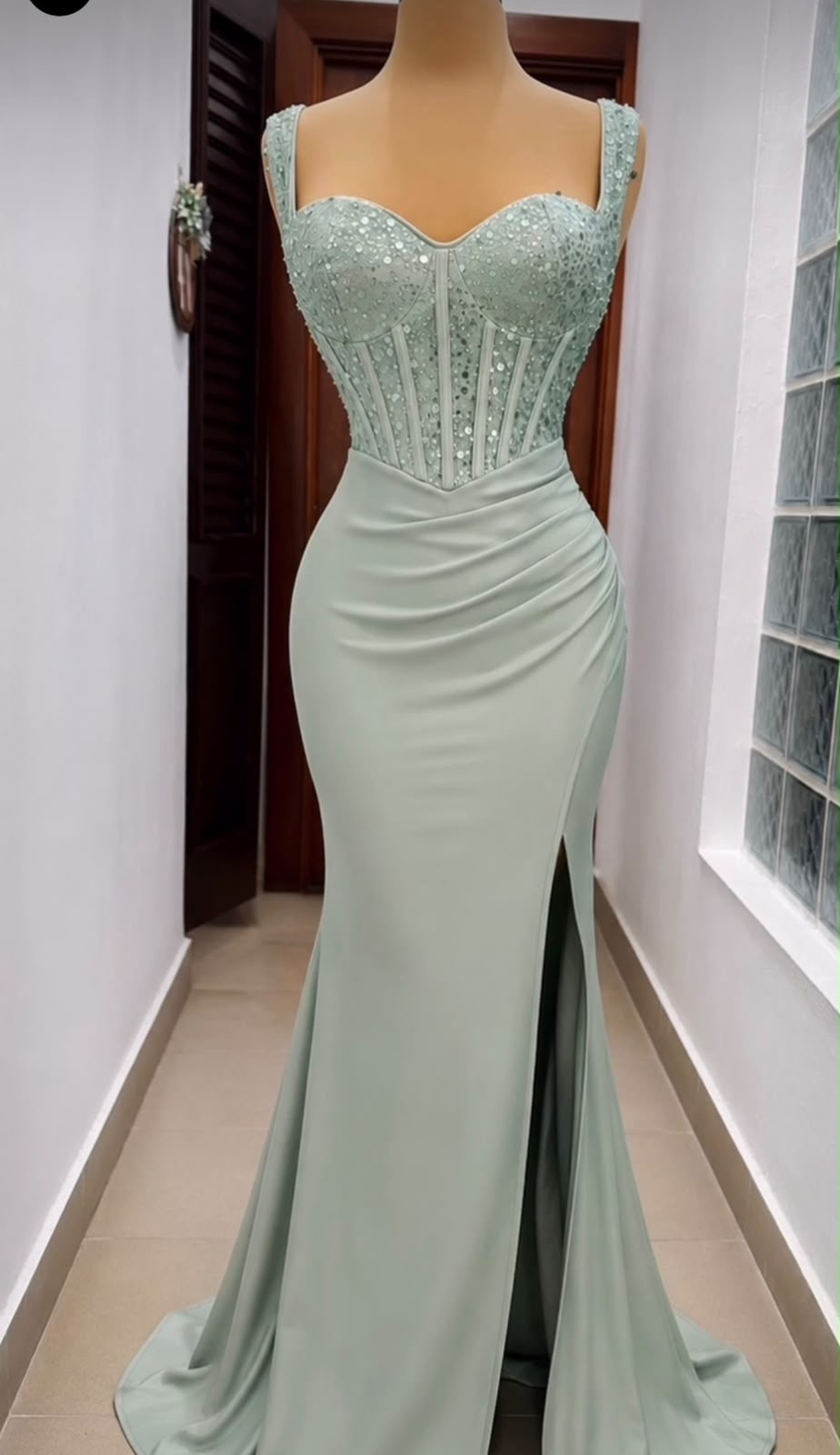 Vestido verde pastel tipo corse de hombritos