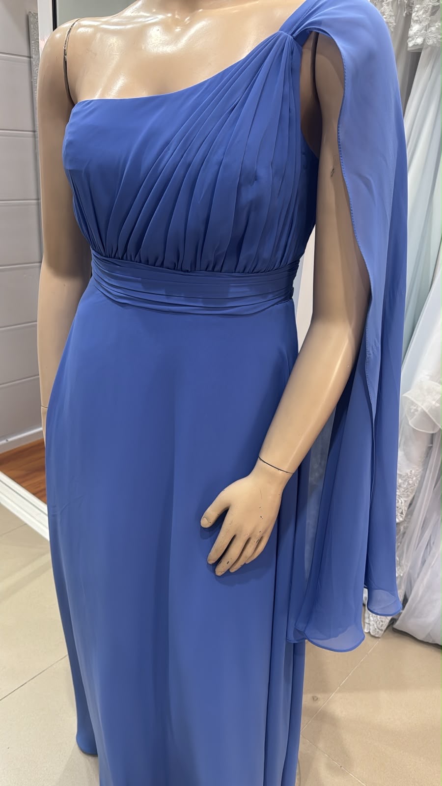 Vestido de gala azul con cascada en el hombre