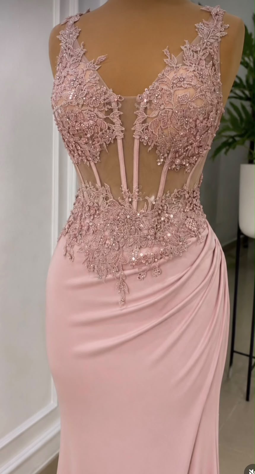 Vestido de gala rosa claro con blusa transparente