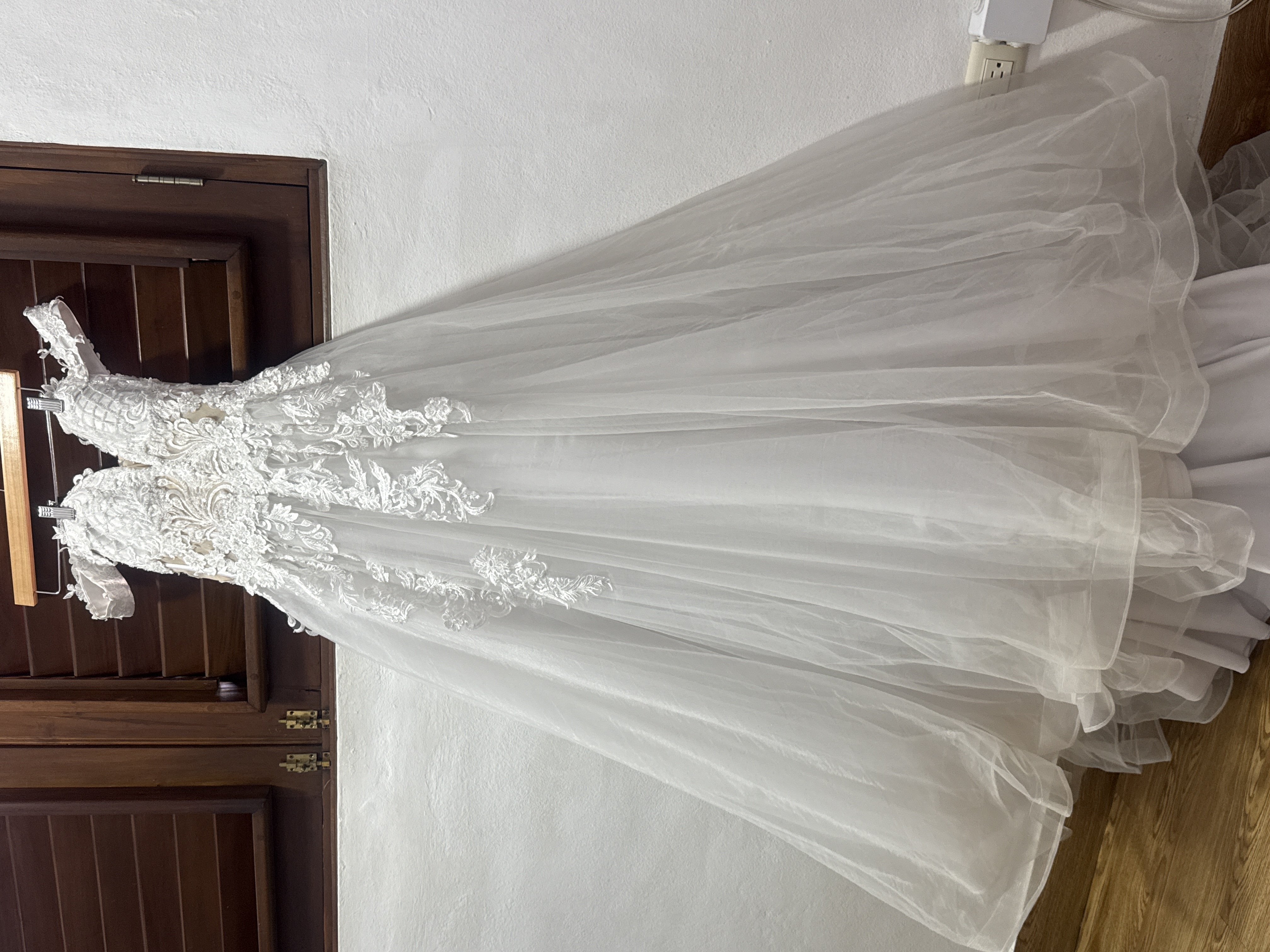 Vestido de novia princesa con blusa tono piel