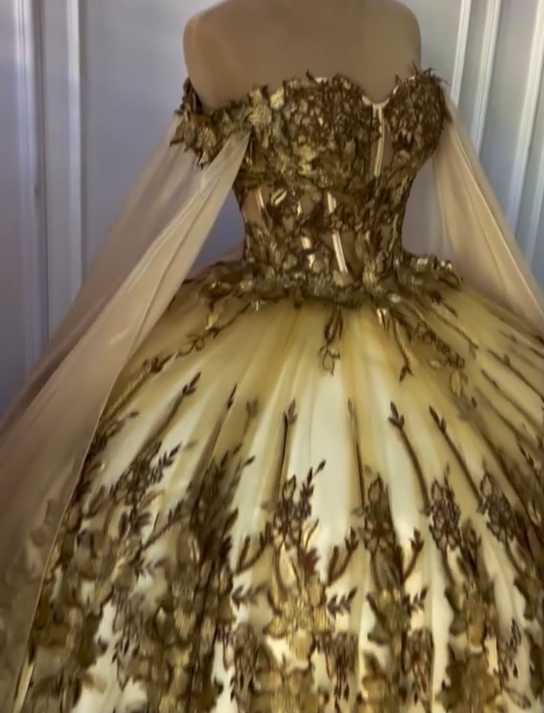 Vestido de 15 crema con marrón