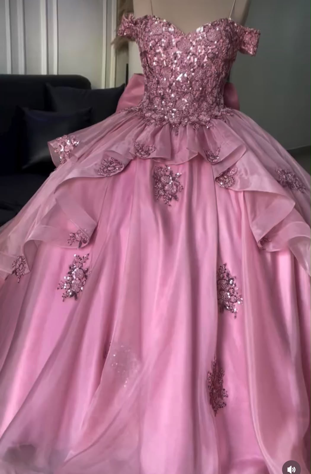Vestido de 15 rosado con blusa en pedrería