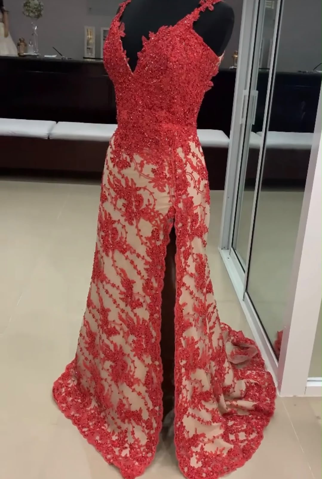 Vestido de gala rojo fondo crema talla plus