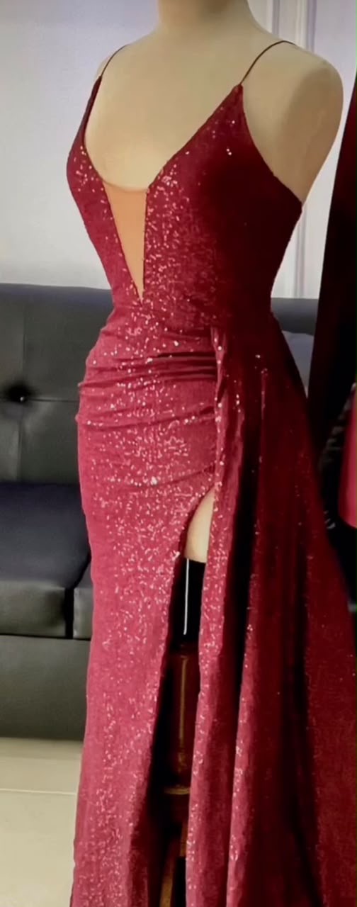 Vestido de gala rojo oscuro en lentejuelas con cascada