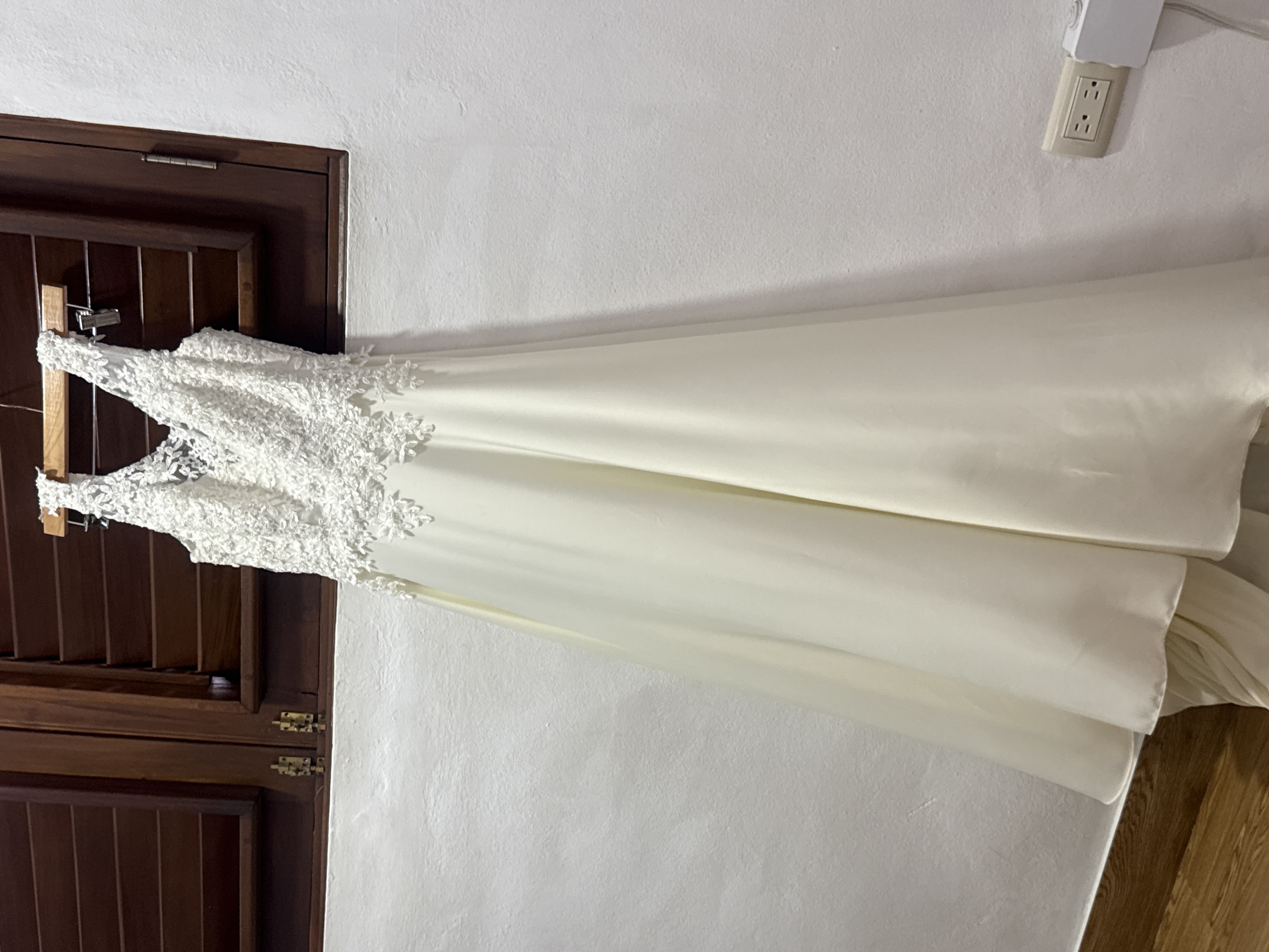 Vestido de novia sencillo Ivory con blusa en pedrería de hombro
