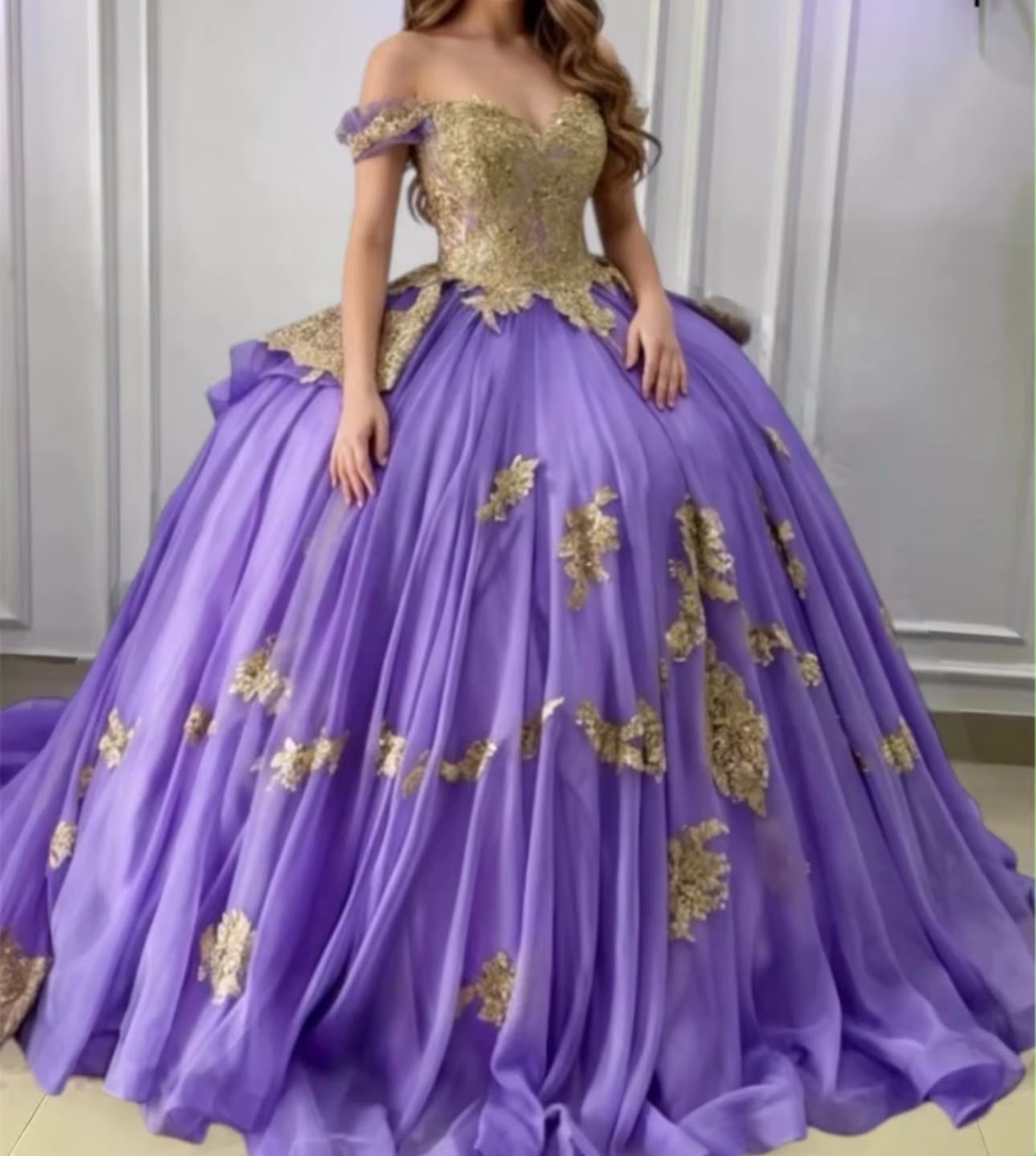 Vestido de 15 Lila con dorado talla plus