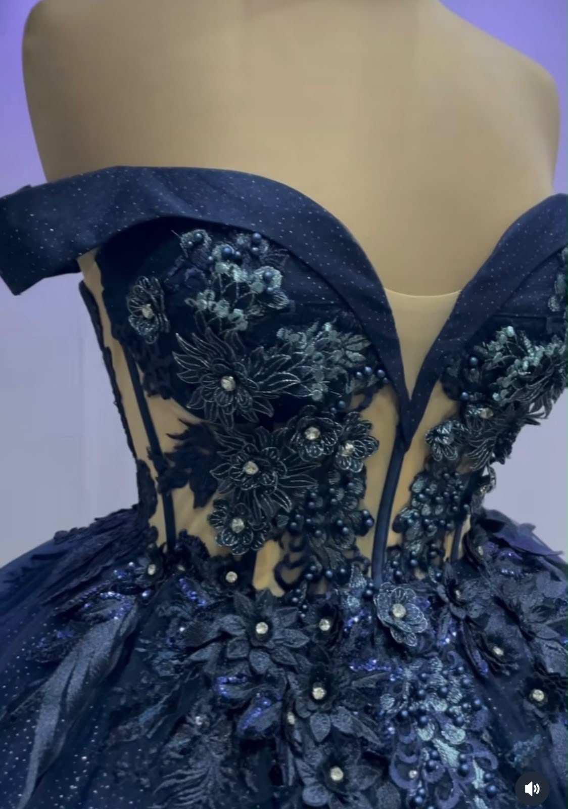 Vestido de 15 azul marino con flores en relieve