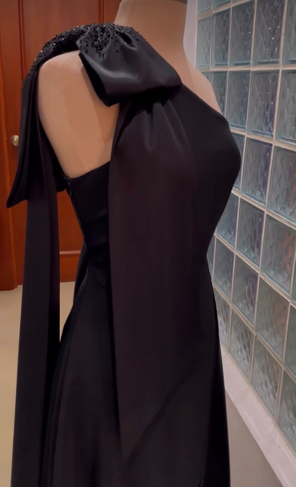Vestido de gala  negro en podesua con moño en un hombro y cascada