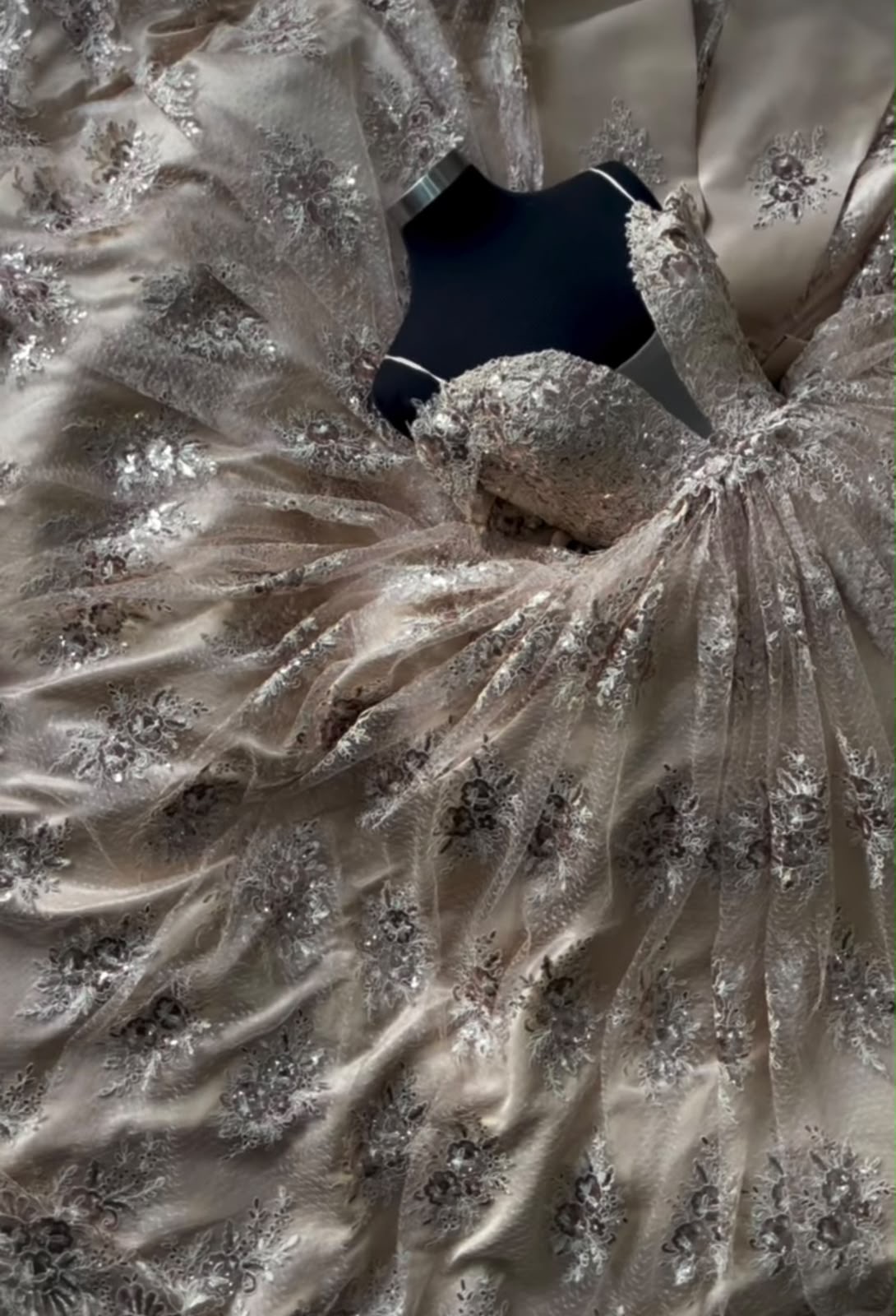 Vestido de 15 dorado claro en encanje