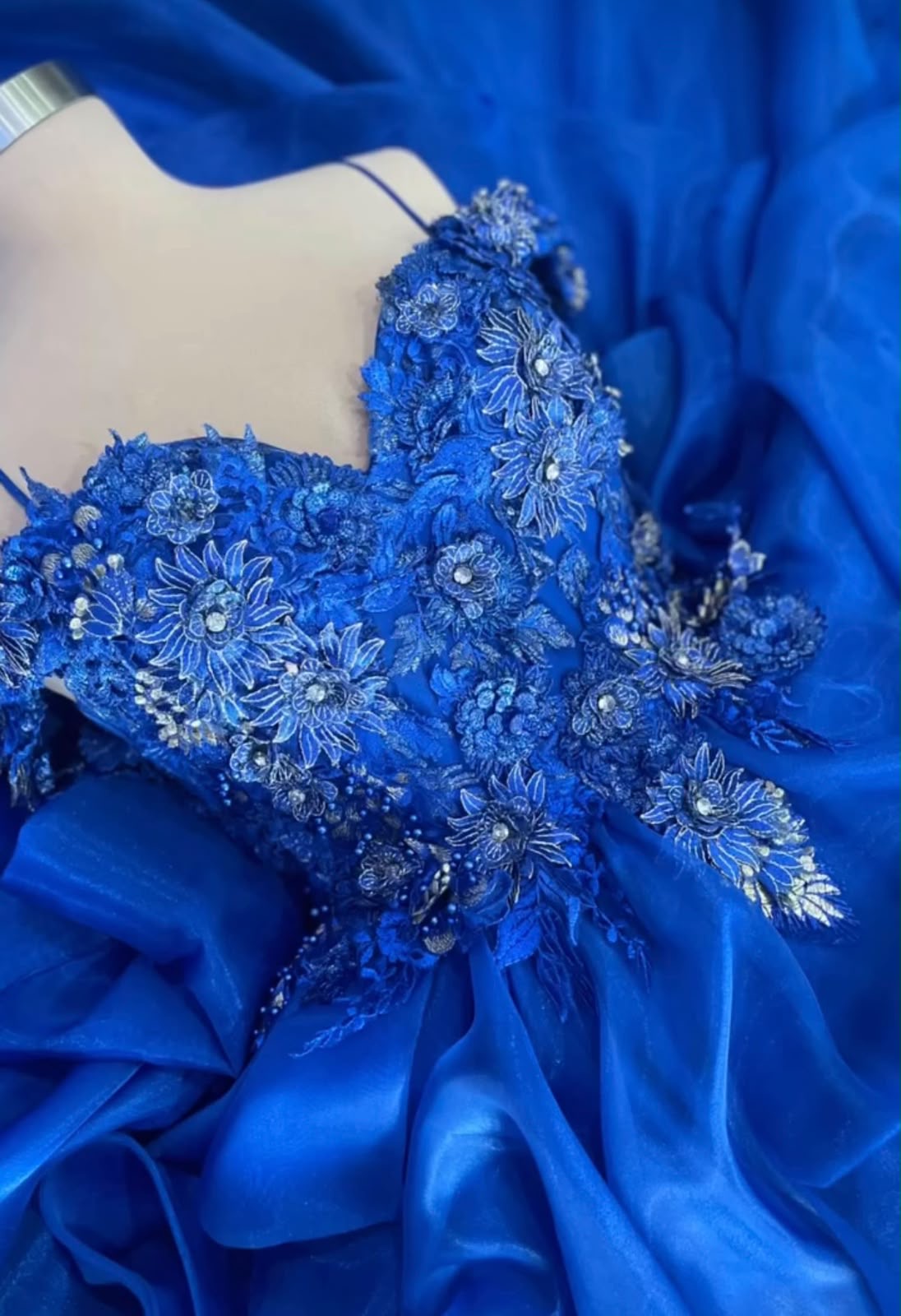 Vestido de 15 azul milenio con flores en relieve plateadas