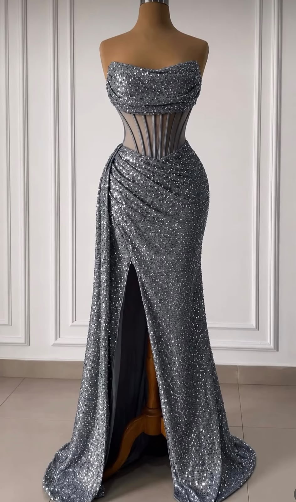 Vestido de gala plateado tipo corsé con transparencia