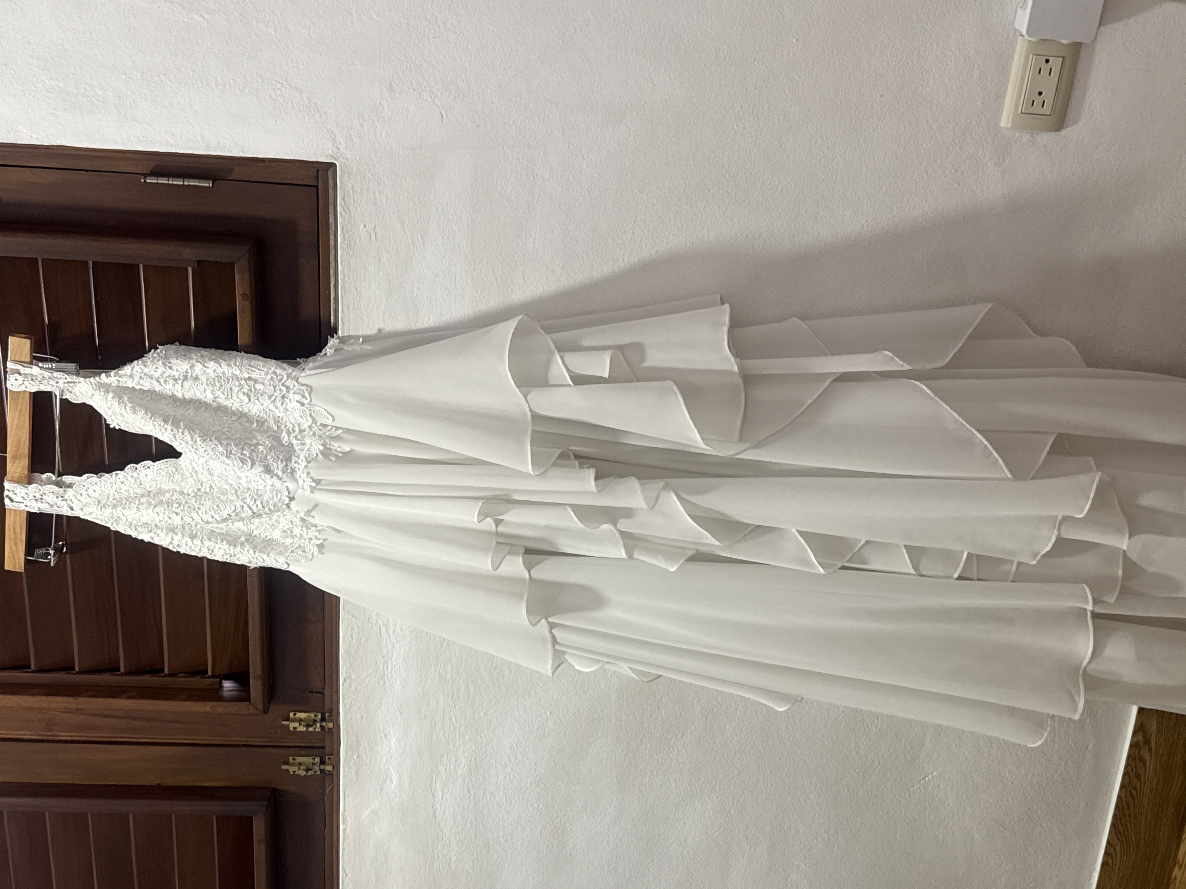 Vestido de novia sencillo falda con vuelos en chifon