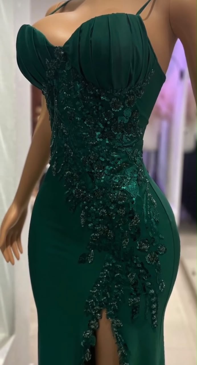 Vestido de gala verde oscuro con lentejuelas frontal