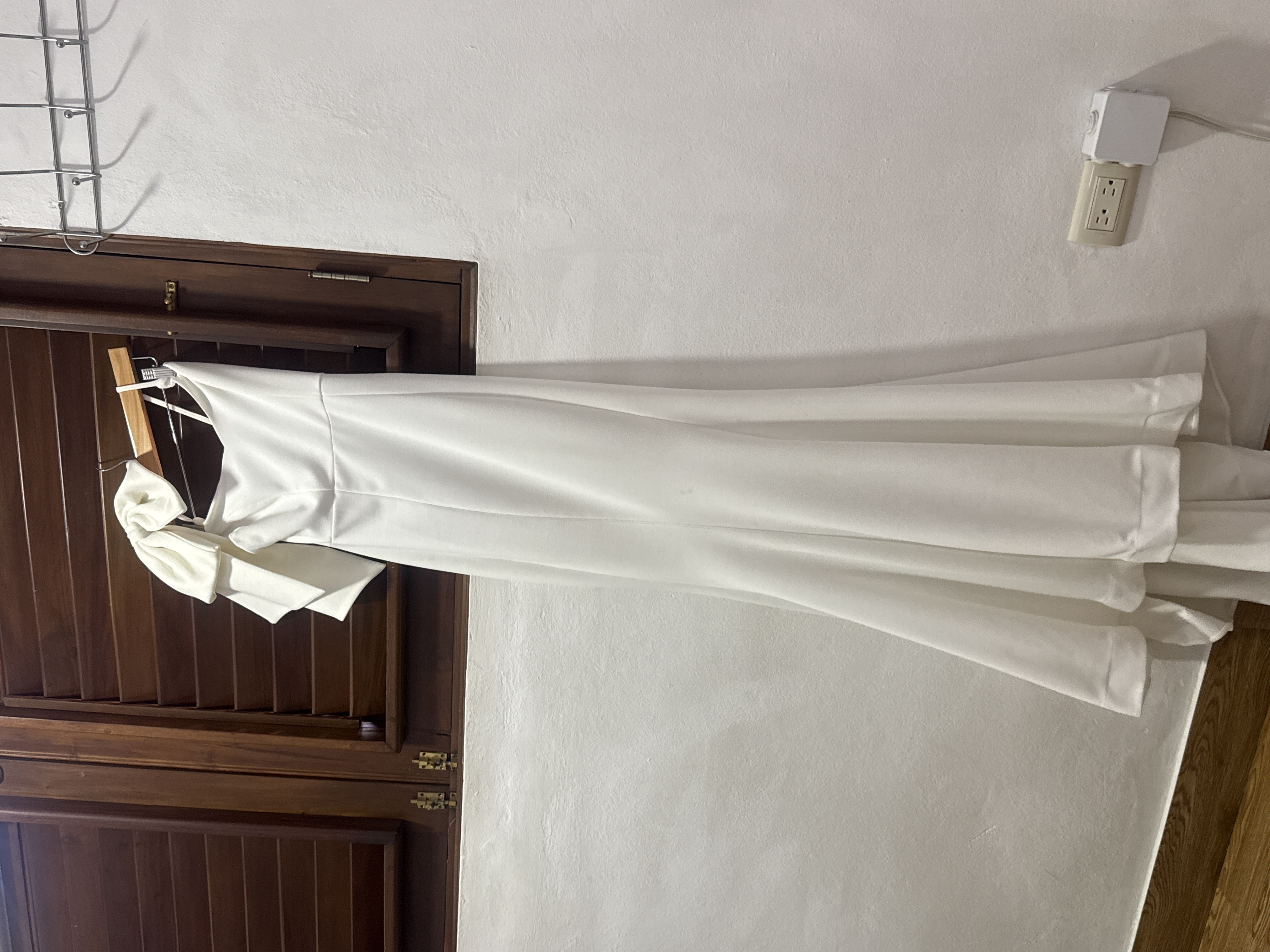 Vestido de novia civil con moño en el hombro