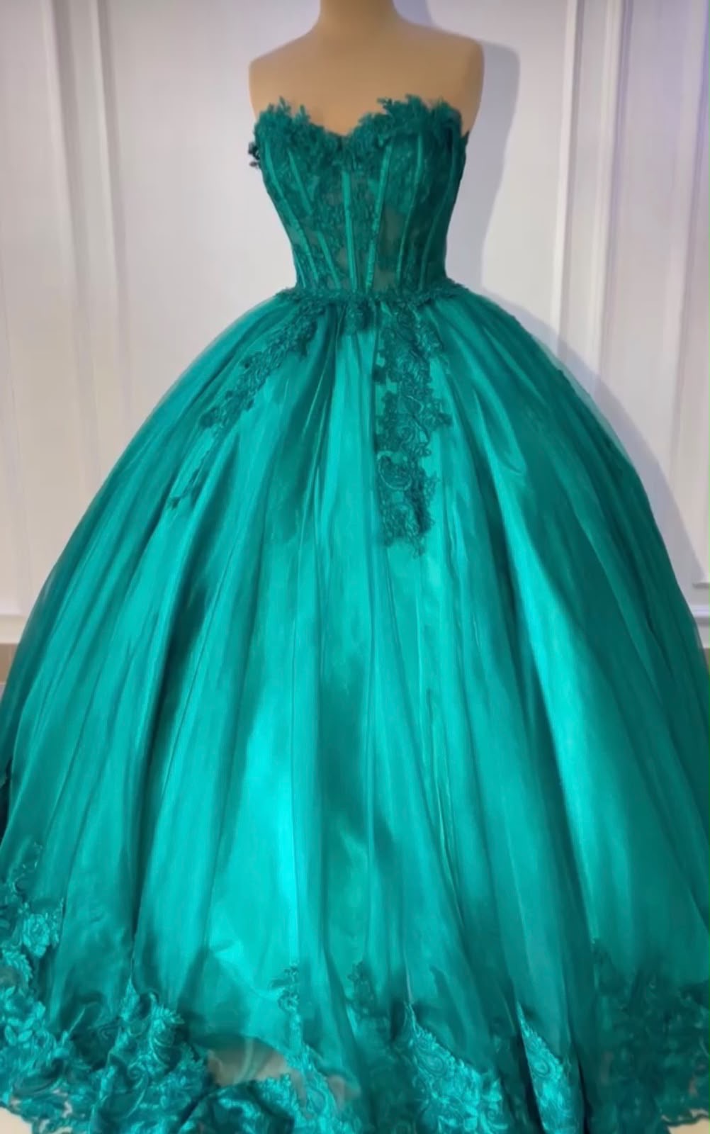 Vestido de 15 verde esmeralda tipo corse