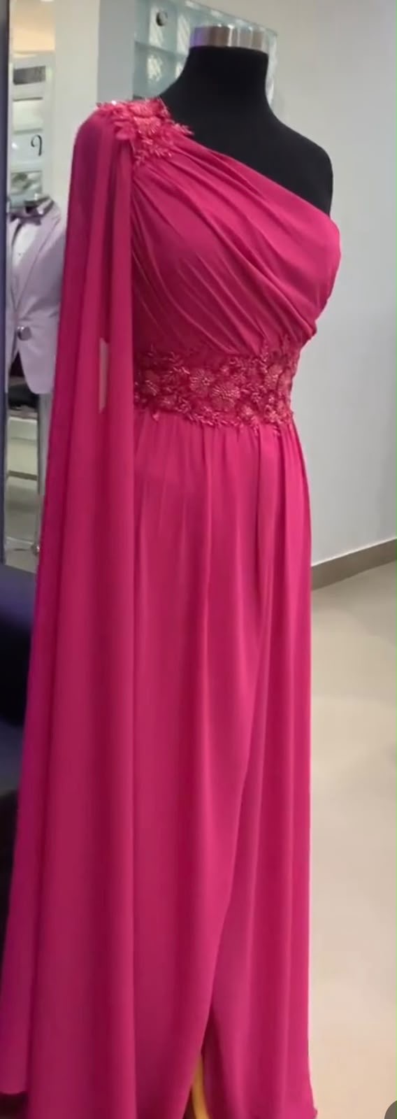 Vestido de gala rosado fucsia en chifon con cascada en el hombro