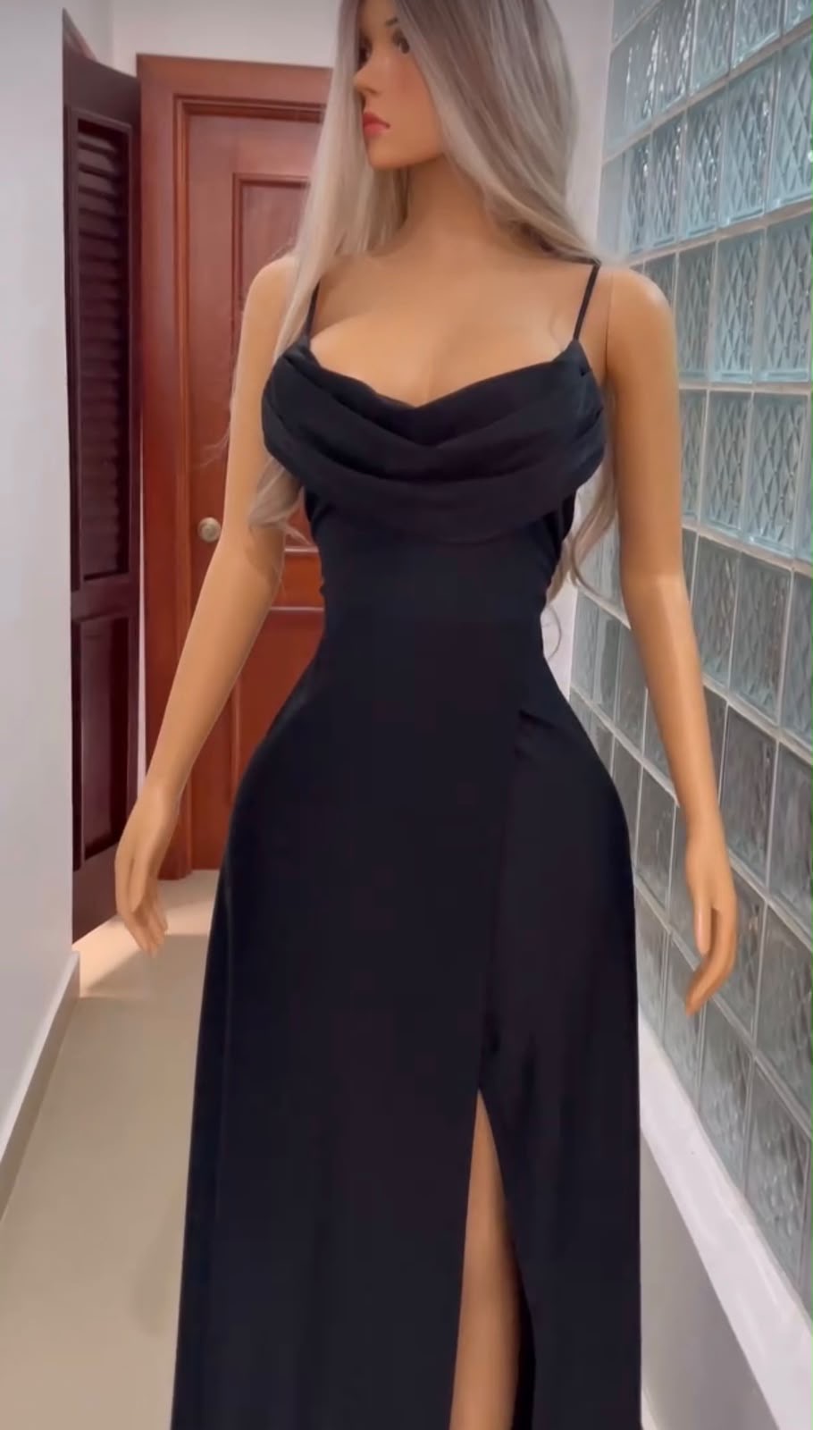 Vestido de gala negro con drapeado en la blusa y abierto