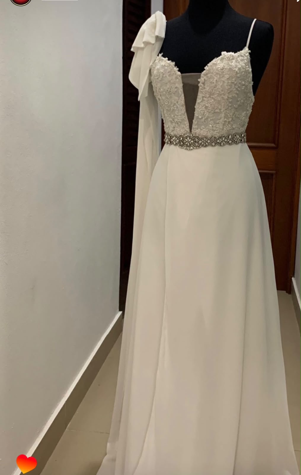Vestido de novia sencillo en chifon con moño en el hombro