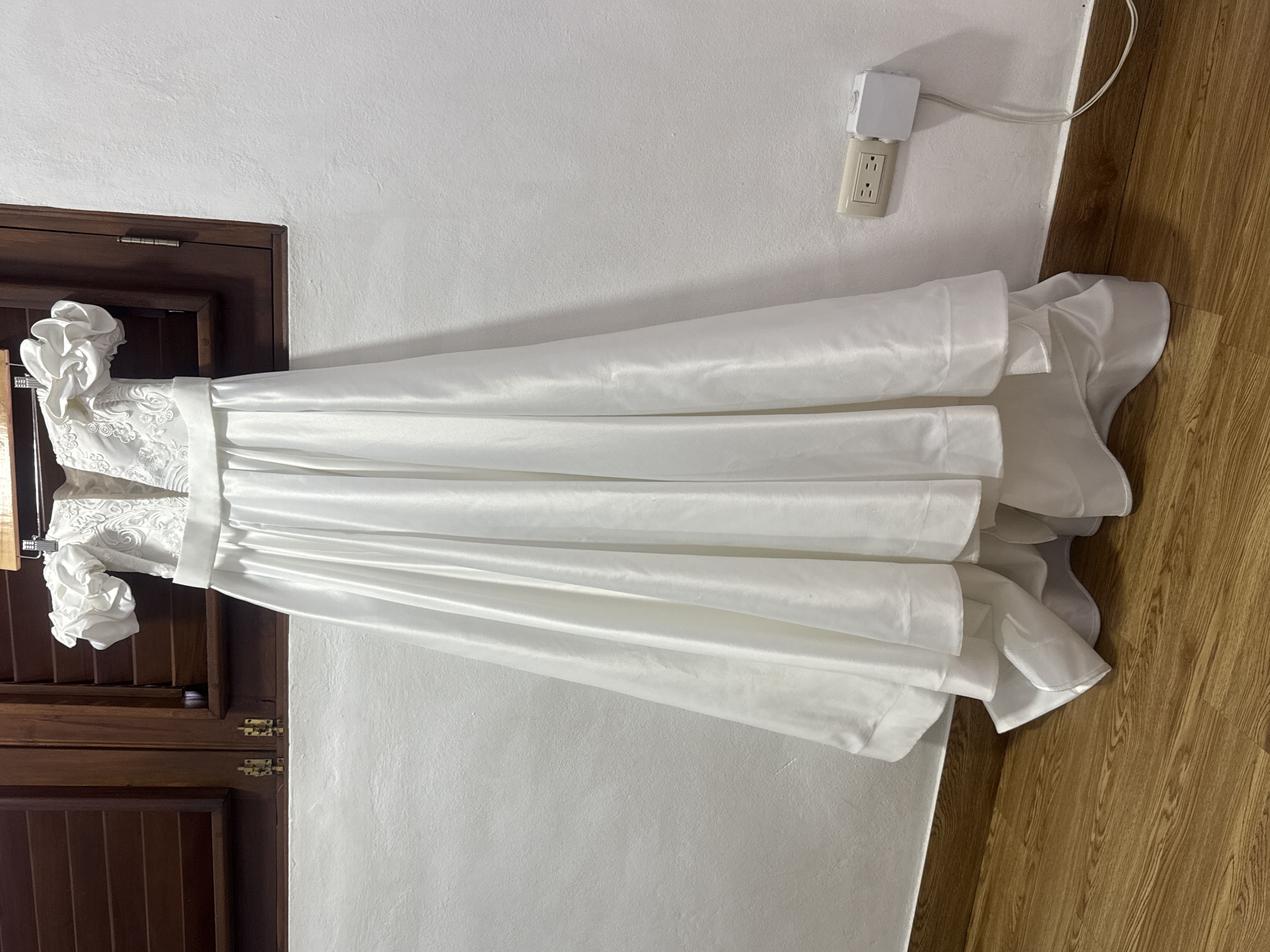 Vestido de novia sencillo en podesua con manga abuchada