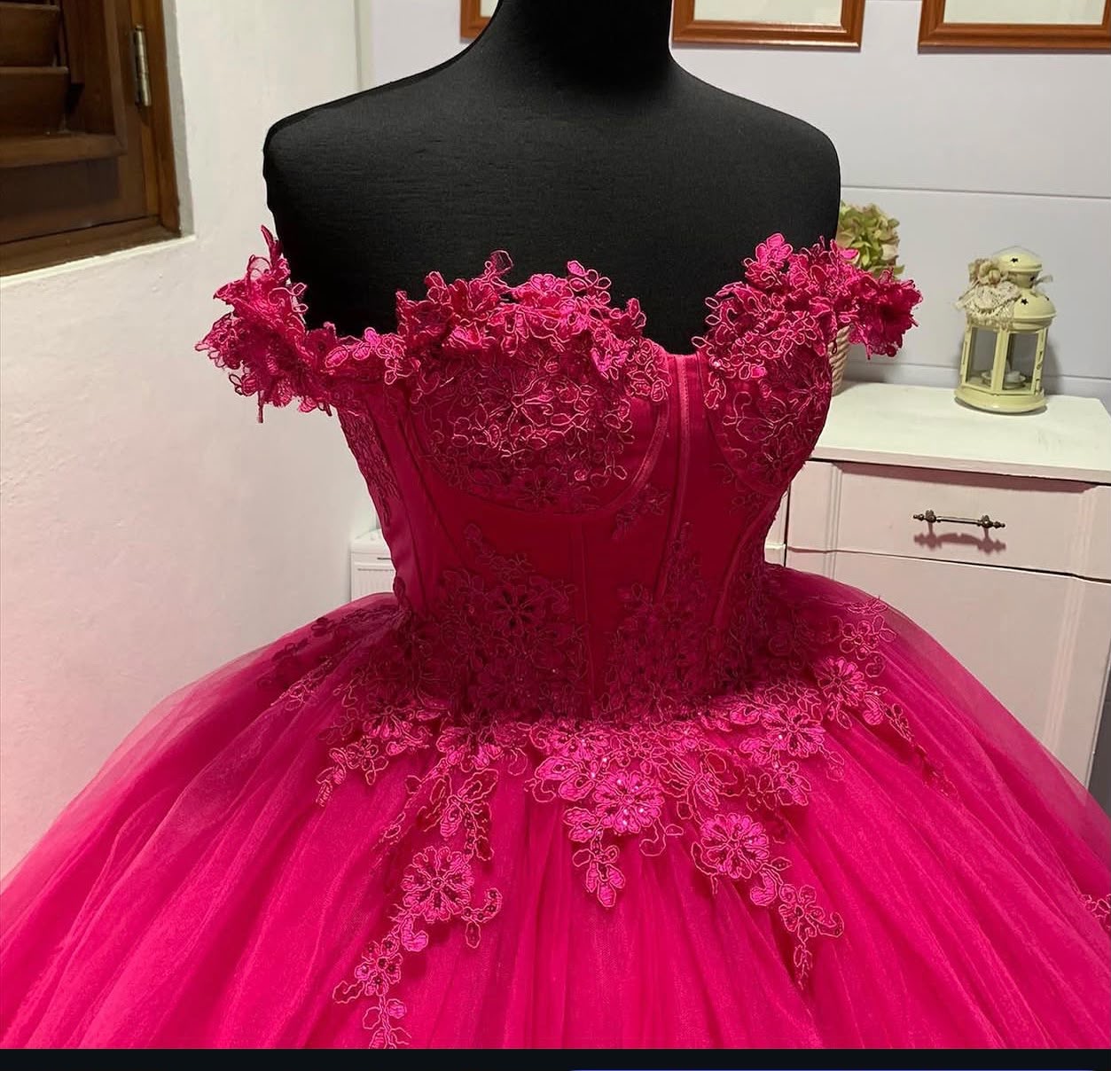 Vestido de 15 Rosado Fucsia con blusa en encaje