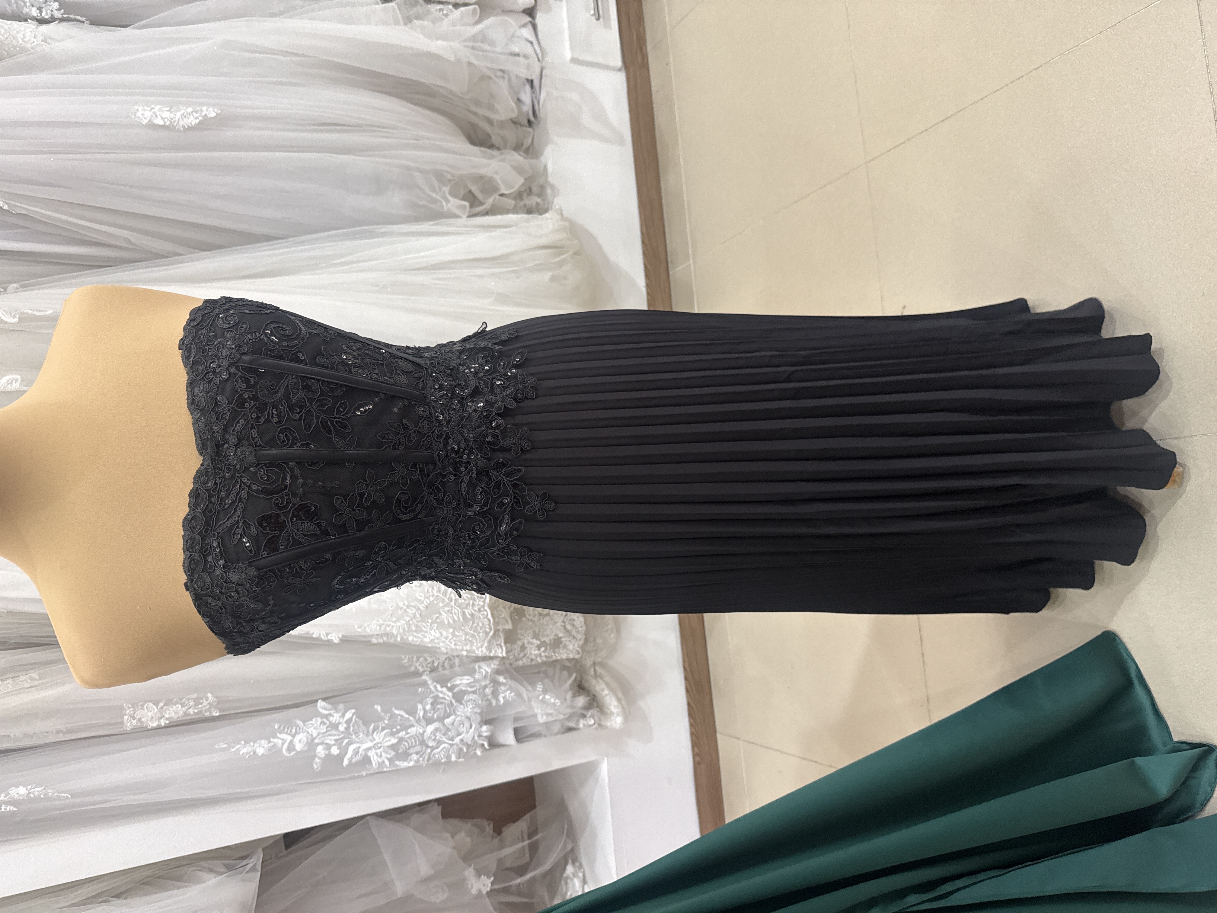 Vestido de gala negro falda plisada tipo corse