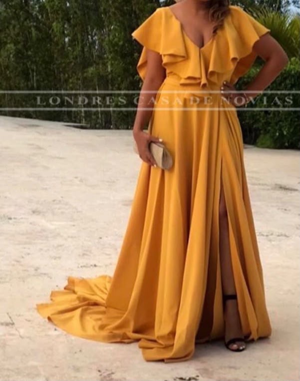 Vestido de gala amarillo ocre con vuelos en la blusa