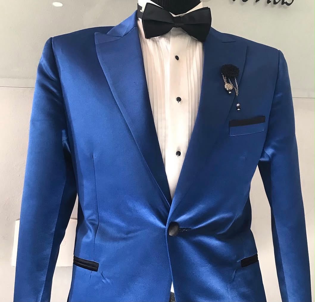 Traje satinado, azul oscuro con detalles negro en los bolsillos