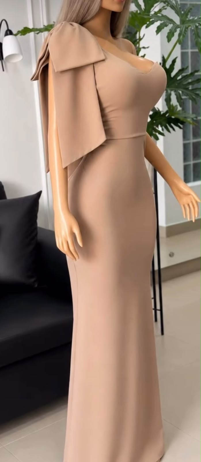 Vestido de gala crema beige con moño en el hombro